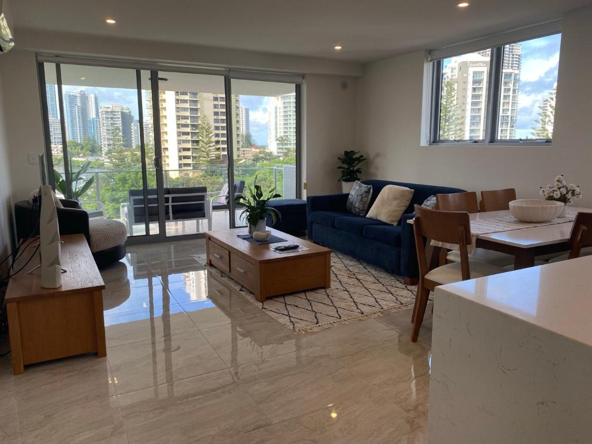 Serenity Surfers Paradise Apartment โกลด์โคสต์ ภายนอก รูปภาพ