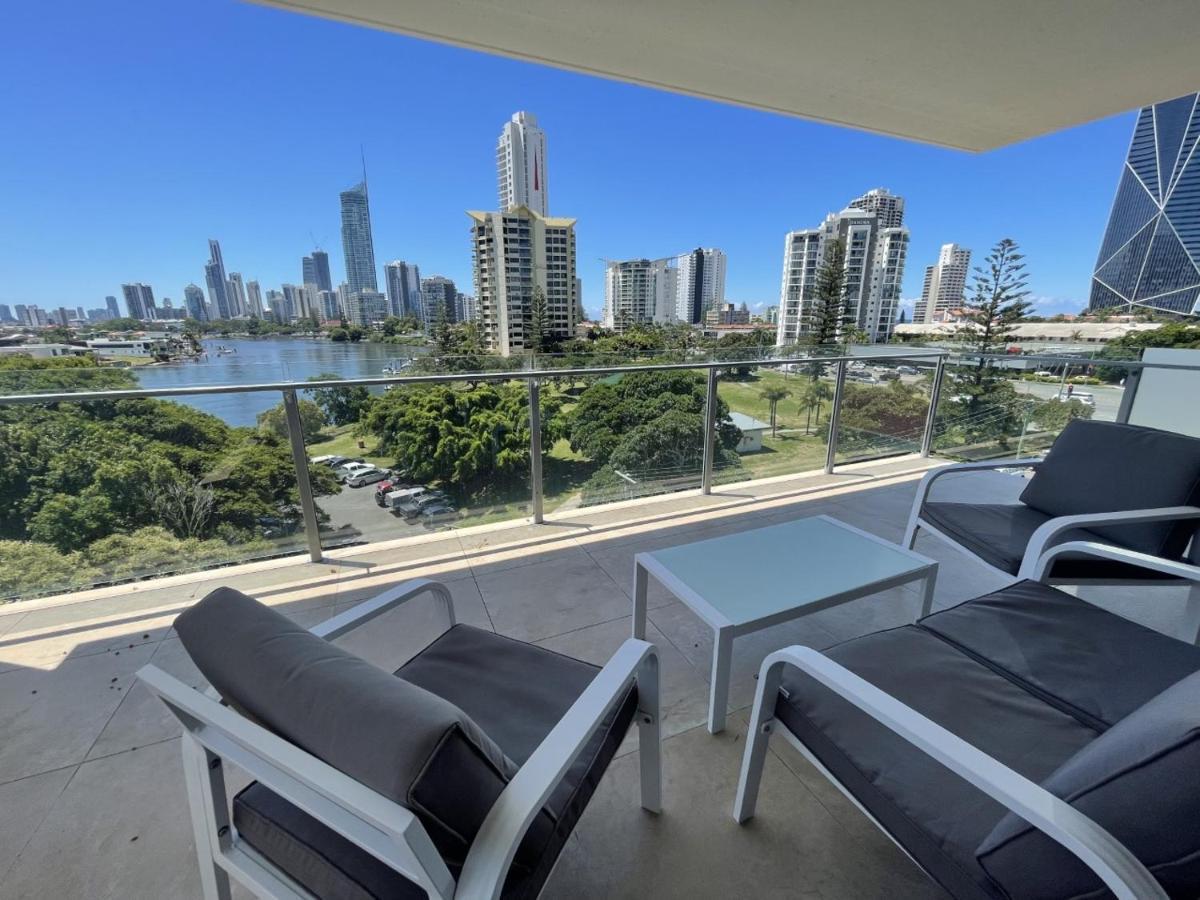 Serenity Surfers Paradise Apartment โกลด์โคสต์ ภายนอก รูปภาพ