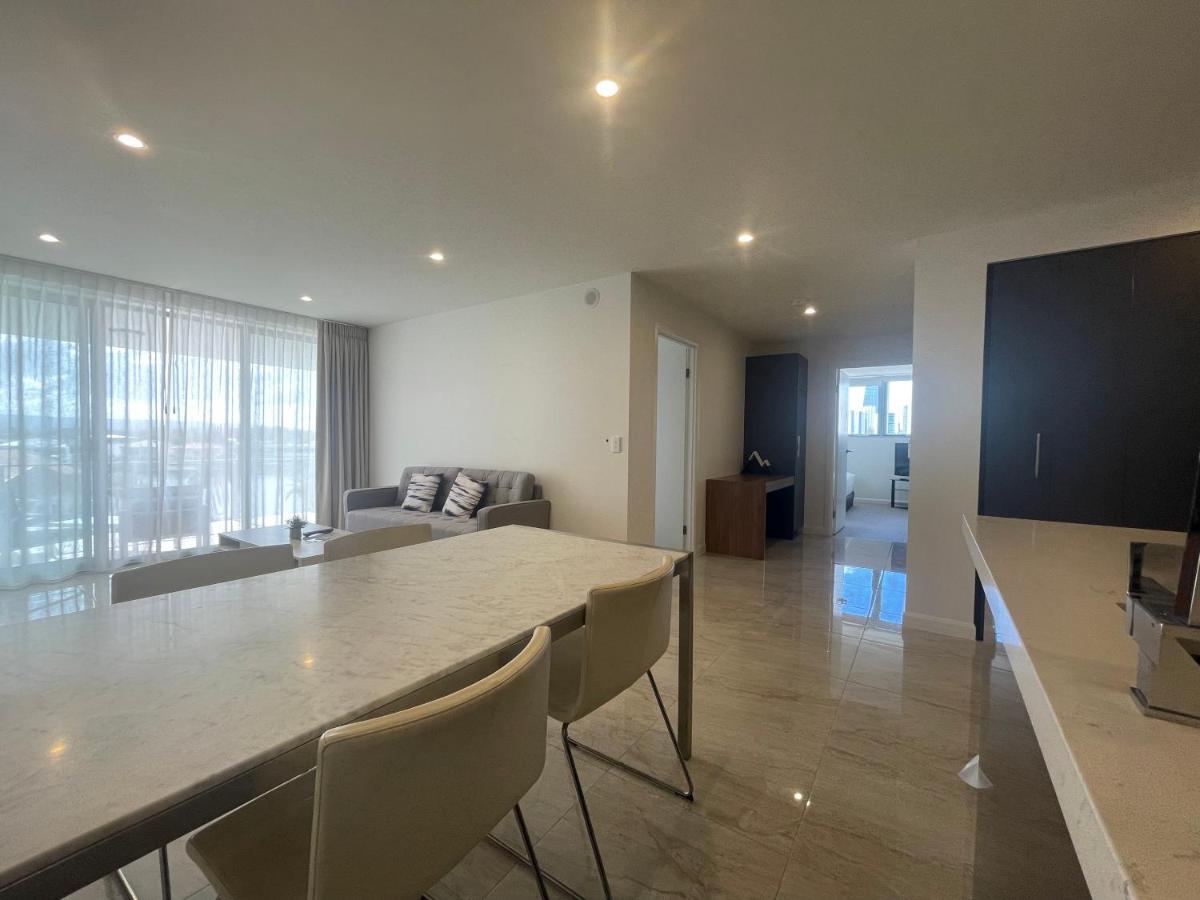 Serenity Surfers Paradise Apartment โกลด์โคสต์ ภายนอก รูปภาพ